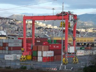 Uso de patio Puerto naval grúa pórtico